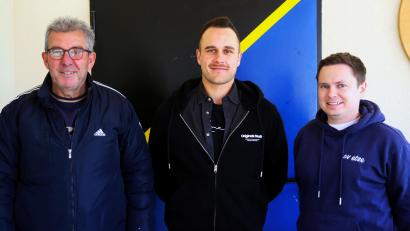 Bild: war
Mit einem neuen Trainerduo bestehend aus Klaus Moucha (rechts) und Luca Wittmann (neu, Bildmitte) geht der SV Etzenricht mit der Zweiten Mannschaft in die nächste Saison. SV-Abteilungsleiter Manfred Herrmann (links) stellte das Tandem vor.