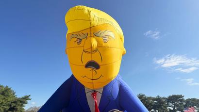 Bild: Anna Ringle/dpa
Die Proteste richten sich gegen Trump und seine Politik.