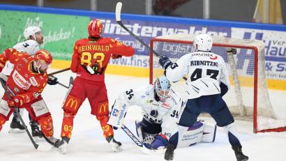 Bild: Benjamin Lahr
Michael McNiven im Weidener Tor war am Sonntagabend der Fels in der Brandung. Die Blue Devils gewannen mit 3:1 im Allgäu und stehen kurz vor dem Klassenerhalt in der DEL2.