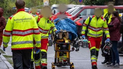 Bild: Justin Brosch/dpa
Der Verdächtige hat laut Polizei eine Frau und zwei Kinder verletzt, eines davon ist daraufhin verstorben.