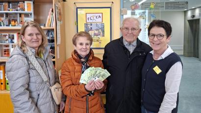 Bild: Reinhard Fraunholz
Alexandra Ottmann, Rosalinde Prechtl und Josef Prechtl übergaben ihre Spende an Margit Meier, Vorsitzende von Flika.