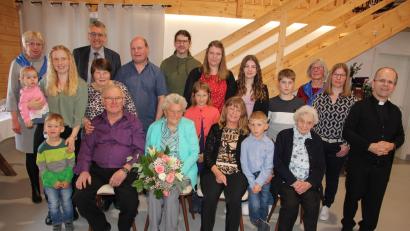 Bild: Konrad Rosner
Anna Schicker (vorne mit Blumen) feierte im Kreise ihrer Familie und Freunde ihren 100. Geburtstag. Links von ihr Sohn Herbert und rechts von ihr Tochter Edeltraud. Rechts sitzt ihre Schwester Hilde, auch schon 97 Jahre alt. Mit auf dem Bild ihre Enkel und Urenkel, Pfarradministrator Armin Maierhofer, Bürgermeister Franz Schöner und Vertreterinnen des Frauenbundes.