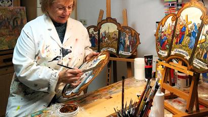 Bild: ubb
Künstlerin Angelika Sticht hat 148 Arbeitsstunden investiert, um die Kreuzweg-Gemälde an der Kapelle "Alter Herrgott" zu restaurieren.