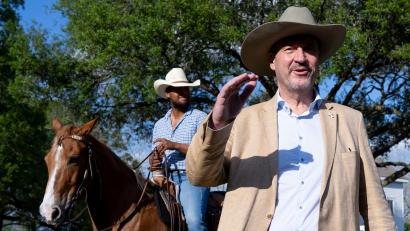 Bild: Sven Hoppe/dpa
Auf der George Ranch unweit der Millionenmetropole Houston hat Bayerns Ministerpräsident Markus Söder seinen Texas-Besuch mit obligatorischem Cowboy-Hut begonnen.