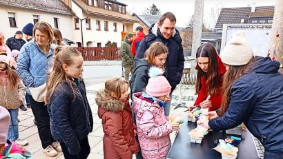 Bild: fpoz
Die Kinder mussten zuerst im Stadtpark auf die Suche gehen, bevor sie die Ostereier am Stand gegen ein Geschenk ein­tauschen durften. Der Andrang war groß.