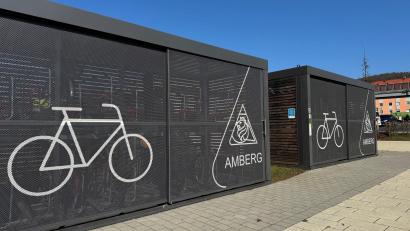 Bild: Heike Unger
Auf dem Multifunktionsplatz gegenüber des Amberger Bahnhofs gibt es ein "Fahrrad-Parkhaus".
