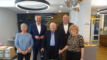 Bild: apr
100 Jahre alt wurde Alfred Weller (Mitte) aus dem Stadtteil Brand. Zu den Gratulanten gehörten Tochter Petra, Landrat Peter Berek, Oberbürgermeister Oliver Weigel und Tochter Doris (von links nach rechts).