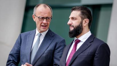 Bild: Kay Nietfeld/dpa
Syriens Übergangspräsident al-Scharaa (r.) holt seinen verschobenen Besuch in Berlin nach.