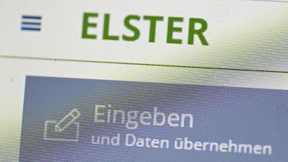 Bild: Bernd Weißbrod/dpa
Per App die Steuererklärung machen? Klingt verführerisch - ab Juli sollen die ersten Nutzer für die neue Funktion der Elster-App freigeschaltet werden. (Symbolbild)