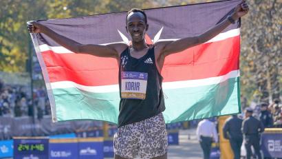 Bild: Seth Wenig/AP/dpa
Der Kenianer Albert Korir gewann 2021 den New-York-Marathon und wurde nun für fünf Jahre gesperrt. (Archivbild)