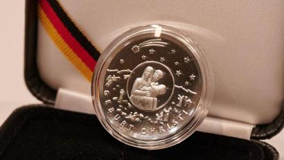 Bild: Annette Riedl/dpa
Die Bundesregierung gibt regelmäßig neue Sammlermünzen aus. (Archivbild)