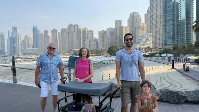 Bild: Familie Ernst
Josef und Luzia Ernst aus Münchenreuth beim Spaziergang in Dubai mit Schwiegersohn und Enkelkindern.