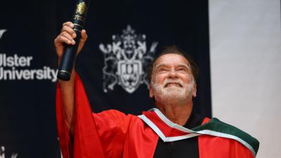 Bild: Peter Morrison/AP/dpa
Arnold Schwarzenegger wurde an der nordirischen Ulster Universität geehrt.
