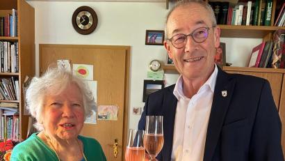 Bild: Isabelle Kreysler
Ein Stößchen auf ihren 90. Geburtstag: Frieda Kreysler (links) freute sich über den Besuch von Riedens Bürgermeister Erwin Geitner.