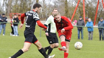Bild: Hubert Ziegler
Strammer Schuss von Martin Bäuml (rechts) von der DJK Ursensollen, während Michal Vit (links) vom SV Schmidmühlen zu spät kommt.
