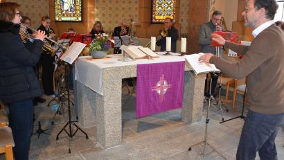 Bild: jr
Der Evangelische Posaunenchor unter Leitung von Andreas Neumayr eröffnete das Passionskonzert.