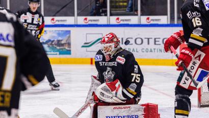 Archivbild: Werner Moller
Goalie Jonas Neffin und die Eisbären Regensburg stehen nach dem 2:1 gegen die Starbulls Rosenheim im Play-off-Halbfinale und treffen dort auf die Krefeld Pinguine.