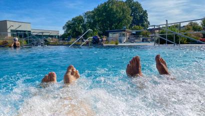 Archivbild: Petra Hartl
Seele und Füße baumeln lassen wie hier auf den Sprudelliegen im Nichtschwimmerbecken: Das ist im Waldbad in Sulzbach-Rosenberg ab 25. April wieder möglich.