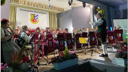Bild: za
In großer Besetzung und mit breitem Repertoire spielt die Blaskapelle Oberwildenau zum Höhepunkt ihres Jubiläumsjahrs im Naabtalhaus auf. Der Erlös geht an die Aktion "Lichtblicke."