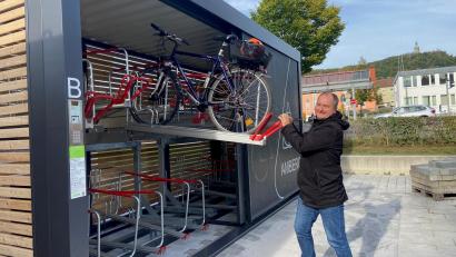 Archivbild: ass
Auf zwei Etagen kann man in der Radl-Garage sein Fahrrad sicher abstellen: Ulrich Schaller, Leiter der Stabsstelle Mobilität Amberg, zeigt, wie's geht. Und den Strom fürs E-Bike gibt's hier übrigens kostenlos – wenn man sein Ladegerät dabei hat