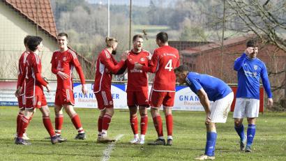 Bild: Hubert Ziegler
Während sich die Neukirchner über den sechsten Treffer von David Schirner (4.v.r.) freuen, sind die Rosenberger in Person Fabian Stubenvoll (Zw. v. r.) restlos bedient. Der 1. FC Neukirchen hat in der Kreisklasse Süd allerdings eine undankbare Rolle.