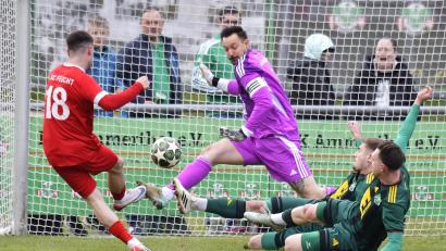 Archivbild: Hubert Ziegler
Christopher Sommerer (pinkes Trikot) und die DJK Ammerthal sind auf Formsuche. Gegen die SG Quelle Fürth will der Tabellenführer der Landesliga-Nordost endlich wieder in die Spur finden.