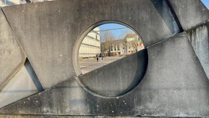 Bild: Gabi Schönberger
Die künstlerisch gestaltete Betonmauer von Josef Gollwitzer (1917–2006) vor dem Kepler-Gymnasium Weiden ist sanierungsbedürftig. Die Kosten hoch. Die Diskussion über ihren Erhalt oder einen Abriss dauern an.