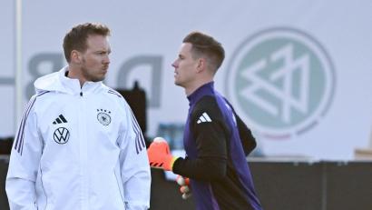 Bild: Arne Dedert/dpa
Bundestrainer Julian Nagelsmann hat mit Marc-André ter Stegen (r.) telefoniert. (Archivbild)