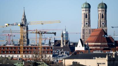 Bild: Sven Hoppe/dpa
Die Bauwirtschaft hat in München viel zu tun, doch die bayerische Wirtschaft insgesamt schwächelt nach wie vor. (Archiv)