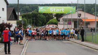 Symbolbild: Laura Kohl
Läuferinnen und Läufer beim Landkreislauf 2025 stehen in Fronberg bereit.