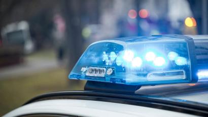 Symbolbild: Daniel Vogl/dpa
Ein Unbekannter beschädigt ein Auto auf einem Parkplatz in Nabburg und flüchtet. Die Polizei sucht Zeugen.