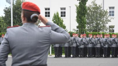 Archivbild: Gabi Schönberger
Wenn sich nicht genügend Soldaten freiwillig für die Litauen-Brigade melden, müssen sie, auch wenn das schmerzhaft ist, dorthin befohlen werden. Hier ein Archivfoto eines Appells von 2022 anlässlich der Umbenennung der Weidener Ostmark- in die Major-Radloff-Kaserne.