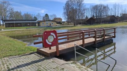 Bild: gz
Die Freizeitanlage Atzmannsee mit Blick auf die Kiosk-Veranda. Im Sommer ist die Anlage ein beliebter Treffpunkt.