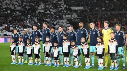 Bild: Federico Gambarini/dpa
Die Fußball-Nationalmannschaft steht vor dem Spiel gegen Ghana auf dem Platz.