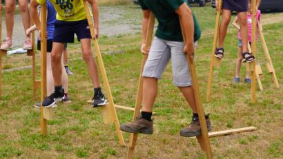 Symbolbild: fvo
Stelzen gehen: Da kommt Bewegung und Spaß ins Straßenfest. In Neukirchen kann man sie für solche Events künftig ausleihen – ein Projekt, das jetzt mithilfe des Regionalbudgets der ILE Oberpfälzer Alb umgesetzt wird.
