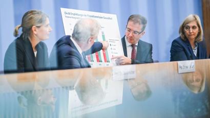 Bild: Britta Pedersen/dpa
Gesundheitsministerin Nina Warken verspricht, dass es keine einseitigen Belastungen geben soll.