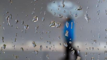 Bild: Pia Bayer/dpa
Das Wetter bleibt heute und am Mittwoch ungemütlich.