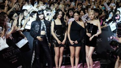 Bild: Ahn Young-joon/AP/dpa
Lalisa Manoban (links im Bild) und ihre K-Pop-Gruppe Blackpink werden von Millionen Fans angehimmelt. (Archivbild)