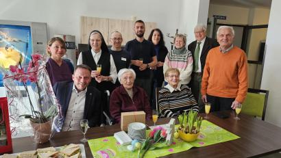 Bild: Sabrina Jäger
Karoline Schweimer (sitzend Mitte) umgeben von Familie, Mitarbeitern und Ehrengast Oberbürgermeister Jens Meyer (sitzend links).