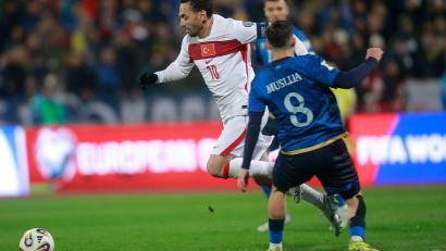 Bild: Visar Kryeziu/AP/dpa
Calhanoglu am Ball.