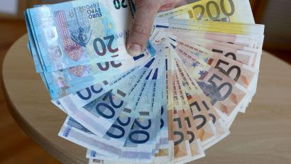 Symbolbild: Bernd Wüstneck/dpa-Zentralbild/dpa
Mit einem falschen Fünfziger wollte ein Mann in Nürnberg bezahlen - erfolglos.