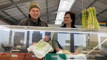 Bild: sbö
Josef Feldmeier und Sigrid Feldmeier verkaufen die Spargelstangen unter anderem in ihrem Hofladen in Schwandorf.