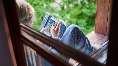 Bild: Annette Riedl/dpa
Frankreichs Präsident will ein Verbot sozialer Medien für Kinder und Jugendliche bis 15 Jahre zum nächsten Schuljahr. (Archivbild)