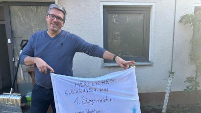 Bild: ck
Markus Gallitzdörfer (CSU) wird im Mai als Bürgermeister die Richtung der Gemeinde Theisseil vorgeben. Vor seinem Haus in Letzau haben Nachbarn mit einem kleinen Transparent zum Sieg gratuliert und sich schon mal zum Straßenfest im Sommer eingeladen.