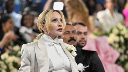 Bild: Evan Agostini/Invision/dpa
US-Popdiva Madonna, andere Künstler sowie Ärzte, Journalisten und Hochschulprofessoren protestieren gegen die Inhaftierung von Kindern in einem Abschiebezentrum der Behörde ICE in Texas. (Archivbild)