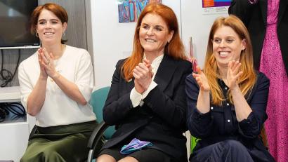 Bild: Aaron Chown/PA Wire/dpa
Prinzessin Beatrice (r) und Prinzessin Eugenie (l) kommen einem Bericht zufolge nicht zum royalen Osterfest.