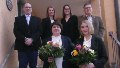 Bild: rn
Das Führungsteam der Steuerkanzlei: erste Reihe, von links Natalia Barta, Verena Klier (neu bestellte Steuerberaterinnen); zweite Reihe, von links Bernd Hentzschel, Stefanie Schuller, Madeline Burger, Günther Dilling (Partner DHSB StBGmbB).