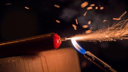 Symbolbild: Lino Mirgeler/dpa
Drei US-Soldaten sollen am Montagabend aus einem fahrenden SUV heraus bei Erbendorf andere Autos mit explodierenden Feuerwerkskörpern beworfen haben.
