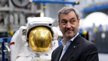 Bild: Sven Hoppe/dpa
Bei der NASA in Houston fühlt sich Weltraum-Fan Söder sichtlich wohl.