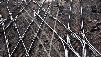 Bild: Sven Hoppe/dpa
In der Oberpfalz fuhr ein Regionalexpress über die Gegenstände auf den Gleisen. (Symbolbild)